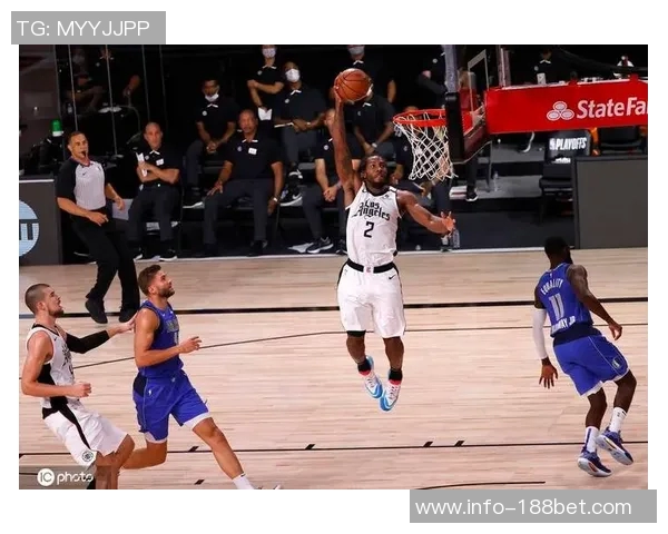 小卡遭遇重创左膝受伤瞬间曝光两次撞击令他痛苦倒地 小卡遭遇重创左膝受伤瞬间曝光两次撞击令他痛苦倒地